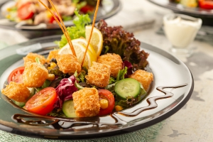 Kızarmış Peynirli Akdeniz Salatası