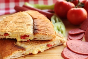 Yarım Ekmek Arası Salamlı Kaşarlı Tost