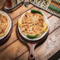 مطبق بالتونة