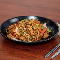 🍜 Tallarín Saltado – Sabor peruano con toque oriental