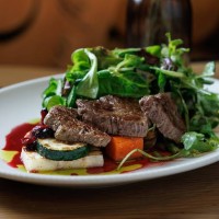 Mușchi de vită la grătar, dovlecel, salată mixtă