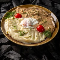 Бефстроганов с яйцами пашот